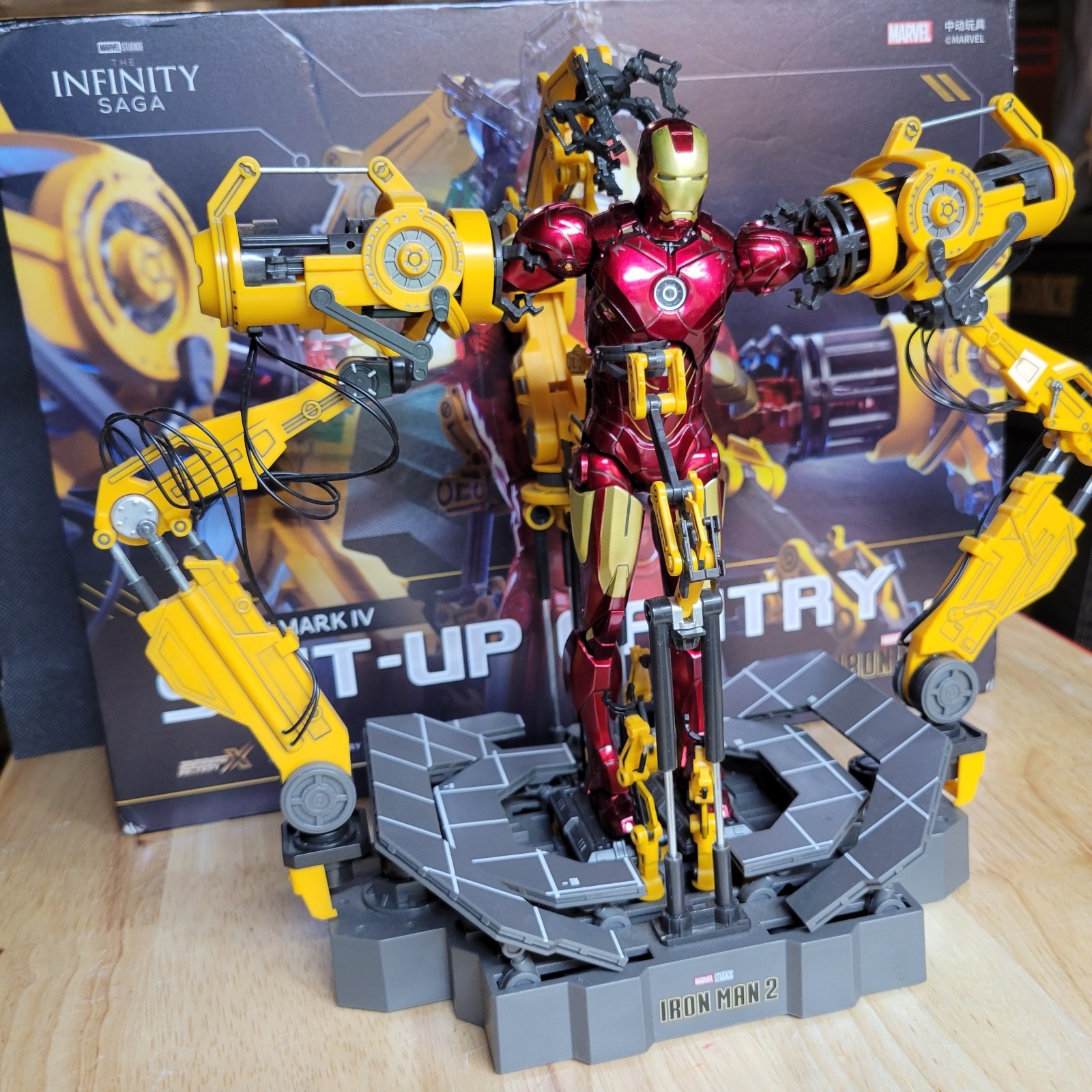 *PRICE DRIP* IRON MAN MARK IV SUIT-UP GANTRY TONY STARK MODEL Action Figures