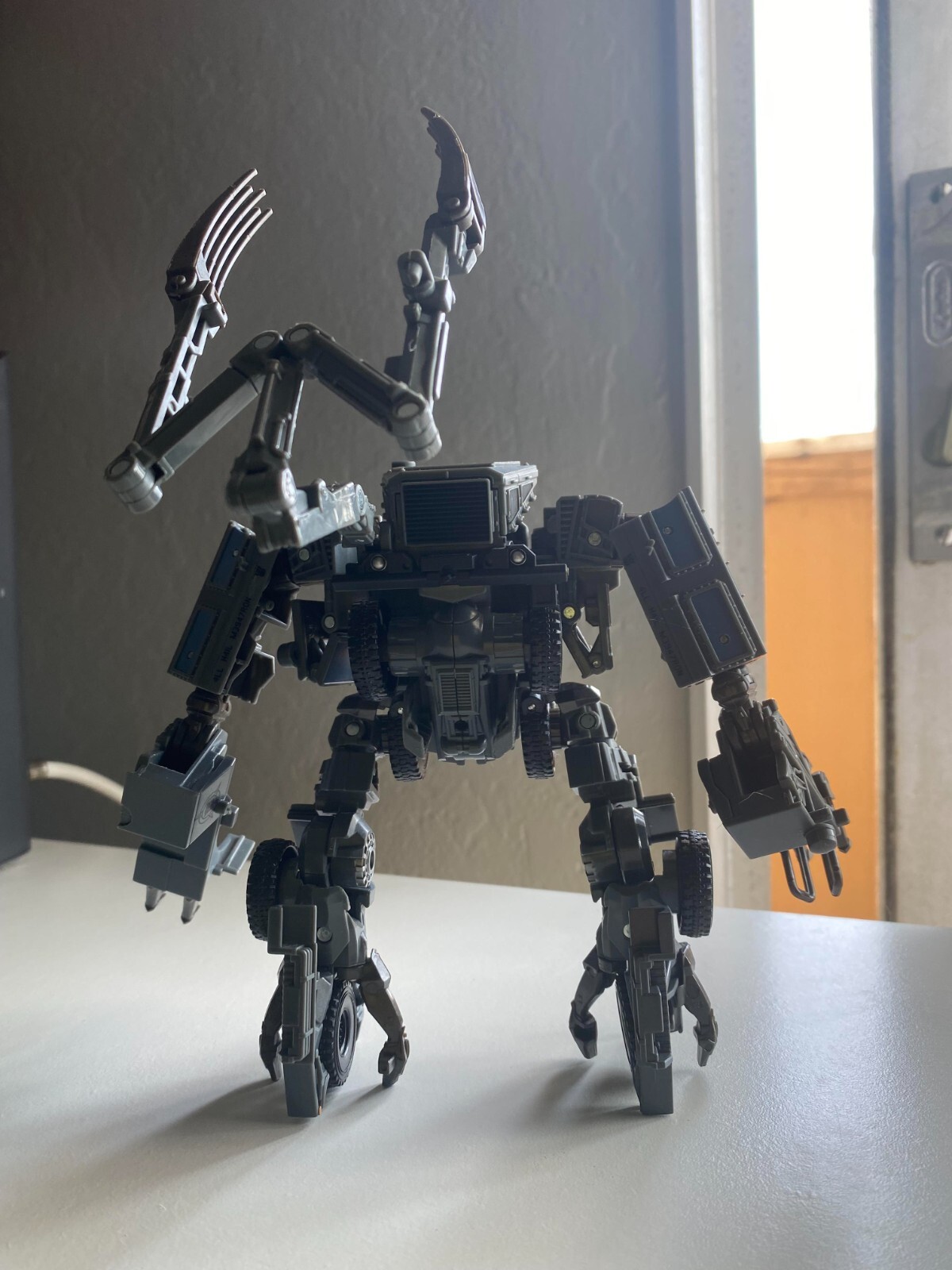 Transformers Buzzworthy Bumblebee Studio Series NEST Bonecrusher Voyager Class 