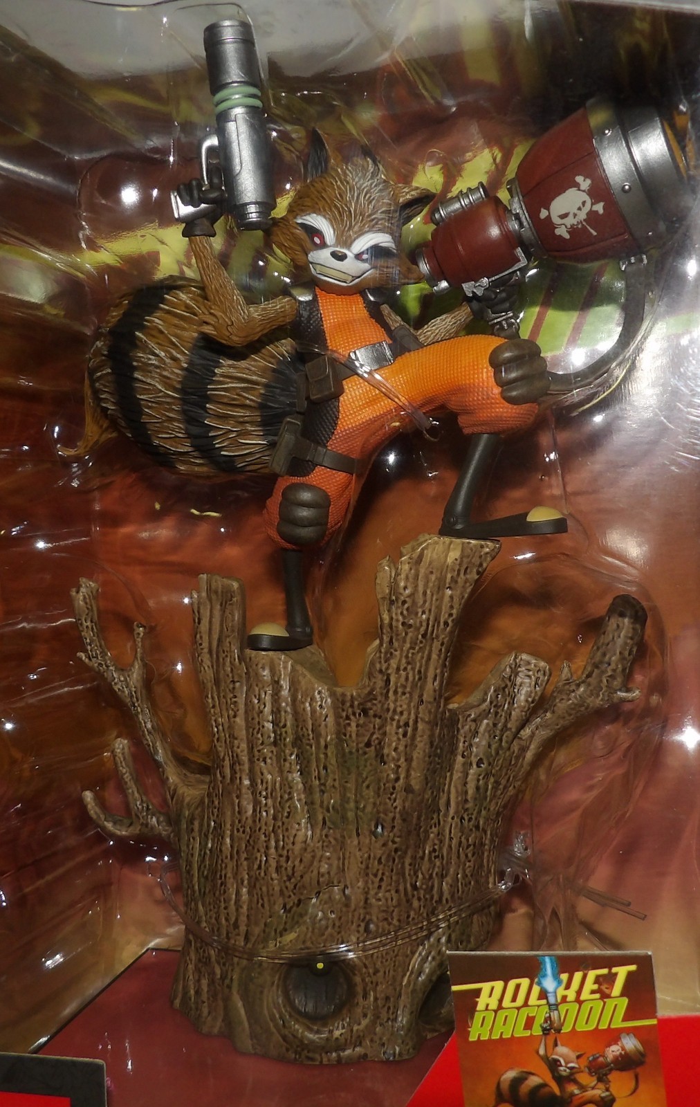 McFarlane ~ ROCKET RACOON ~ Marvel Collection Figure & Comic Chasing Tale #1
