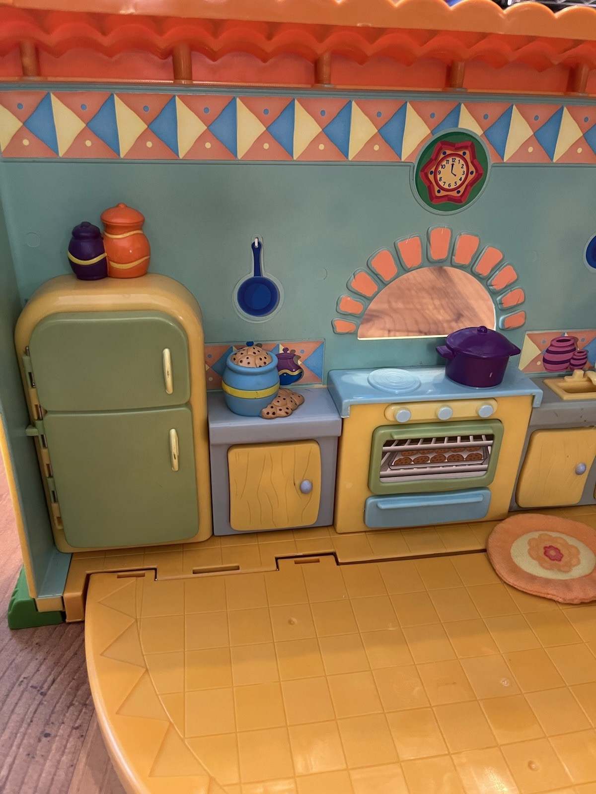 Dora The Explorer Talking Pop Up Play House 2003 With Family Figures & Furniture