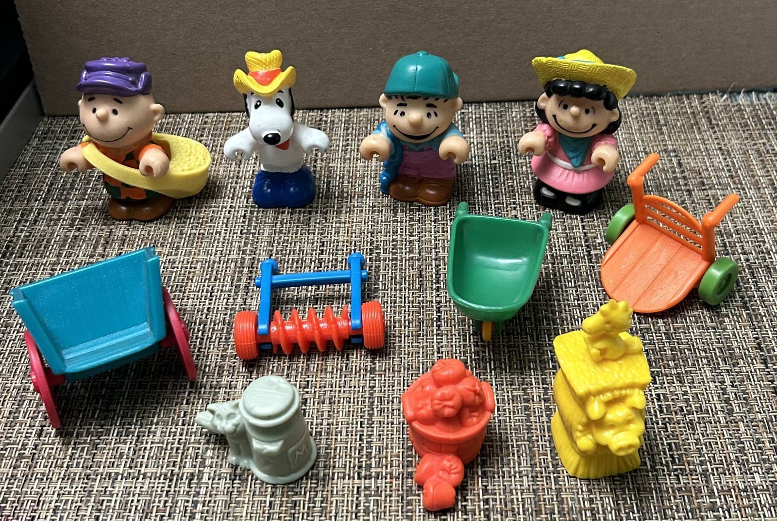 McDonald&rsquo;s Peanuts Gang Farm Set-Figures and Accessories-1989