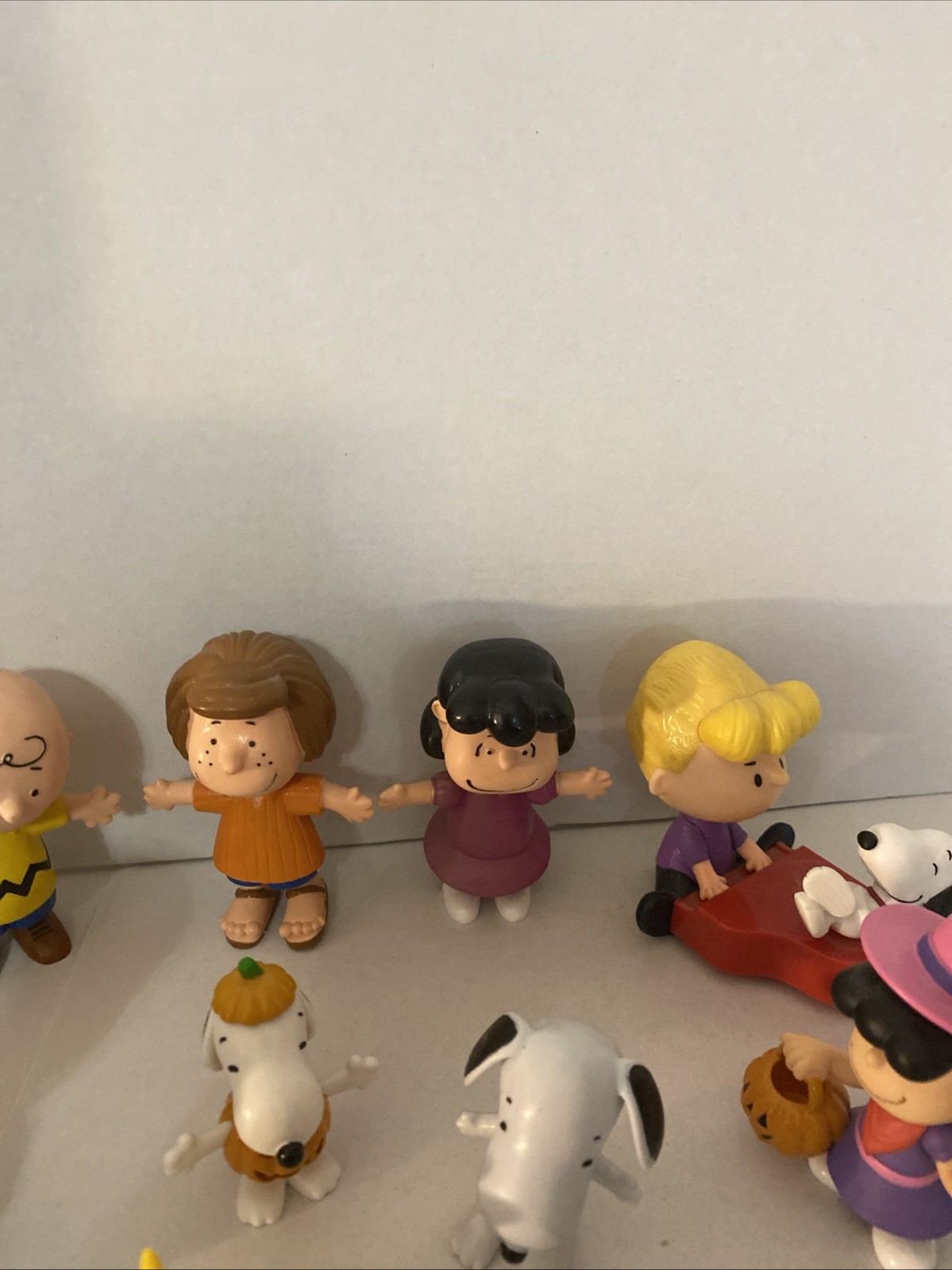PEANUT Figures: Charlie Brown + Snoopy & Friends 10 Pieces