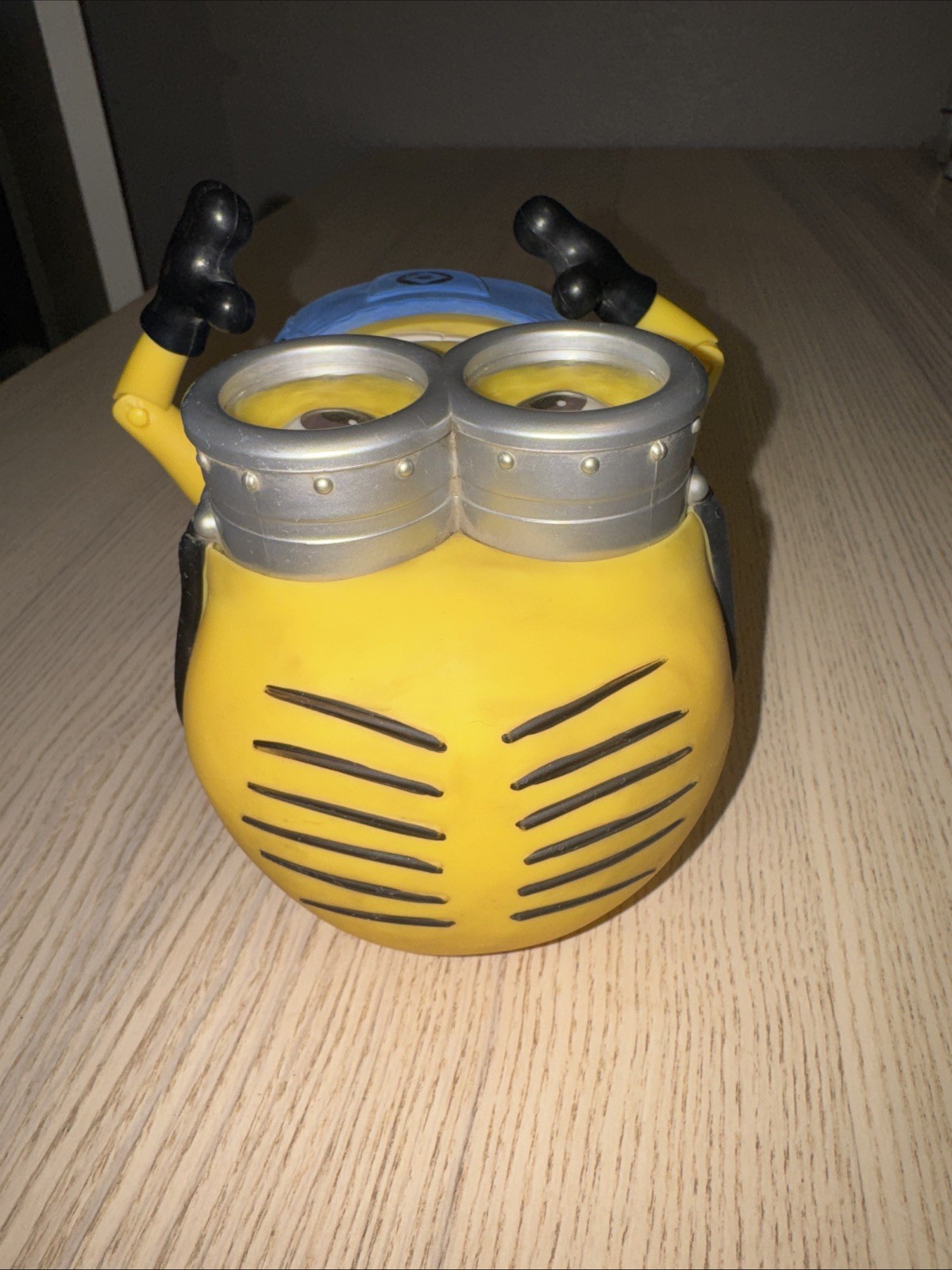 Despicable Me Talking Minion Jerry 8&Prime; Deluxe Action Figure Thinkway Toys Works