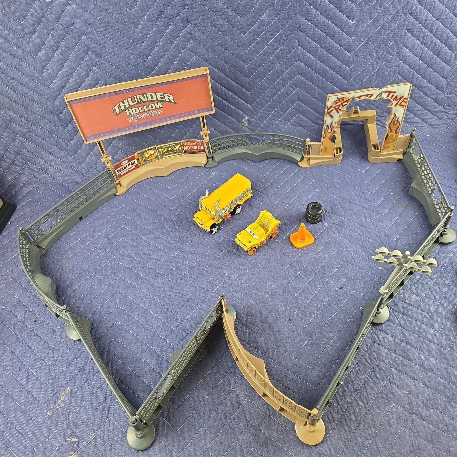 Disney Pixar Cars 3 Thunder Hollow Speedway Playset Smash Crash Derby