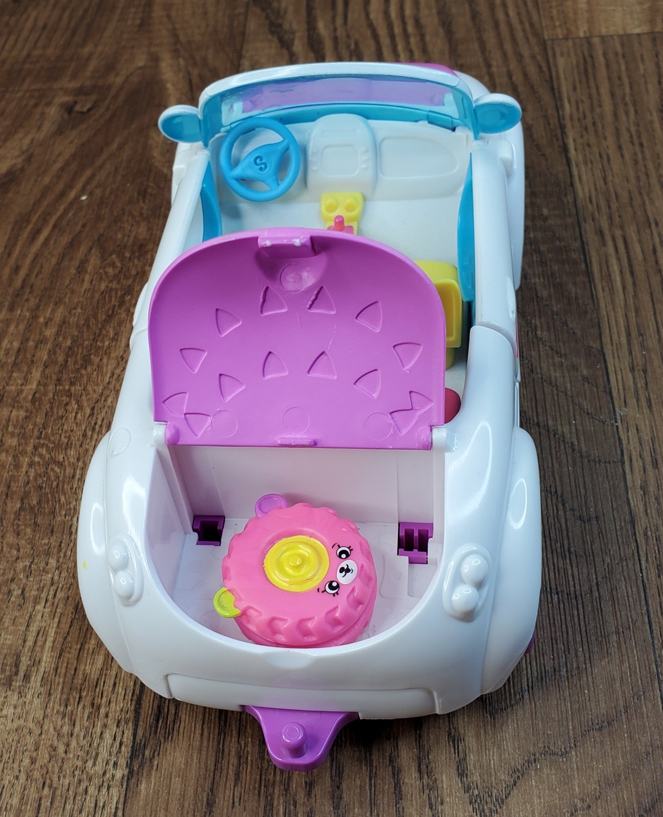 Shopkins Happy Places Rainbow Beach Convertible Rainbow Car and Accessories