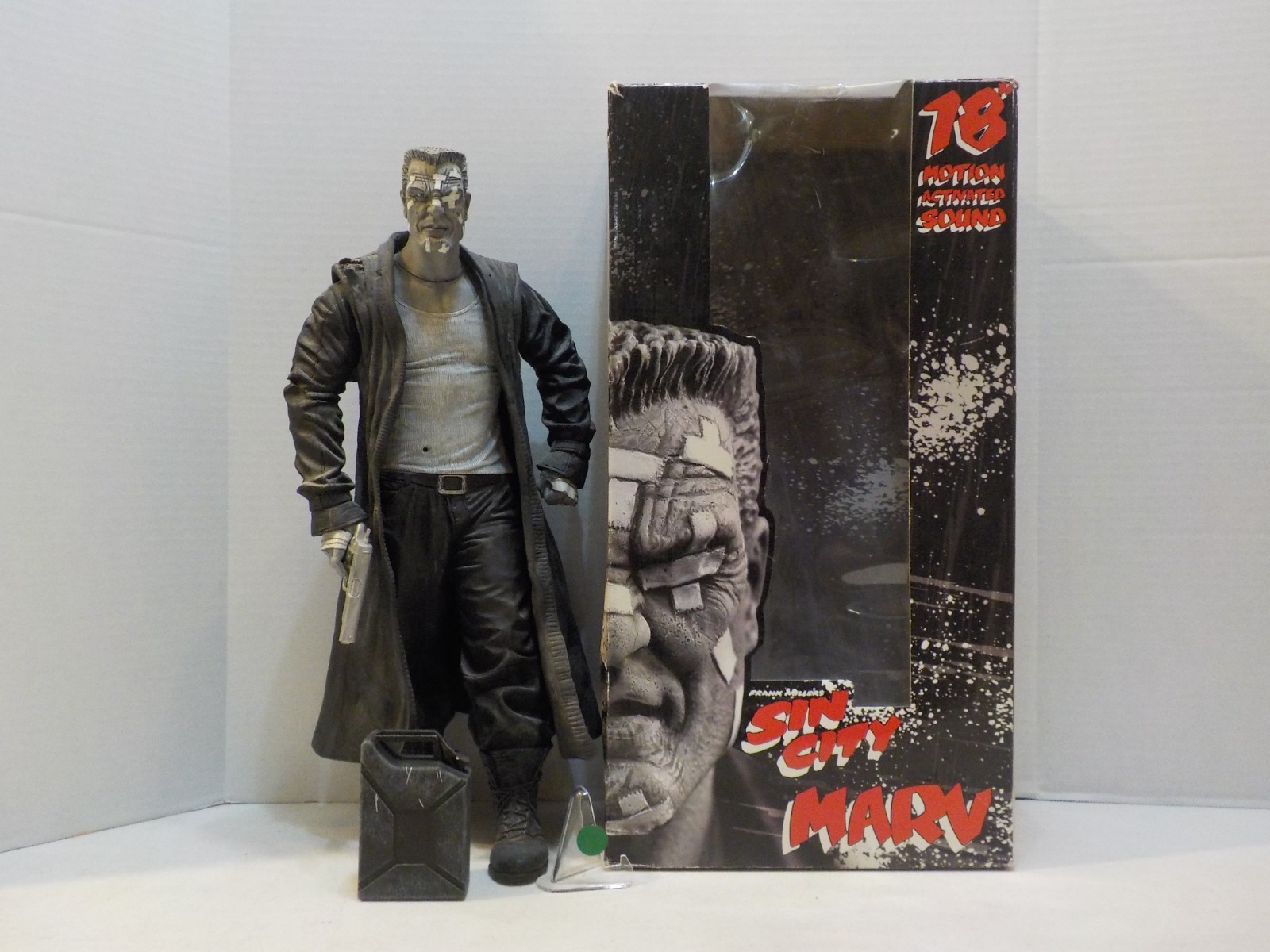 G422 SIN CITY 18&Prime; MARV ACTION FIGURE 2005 FRANK MILLER Black & White