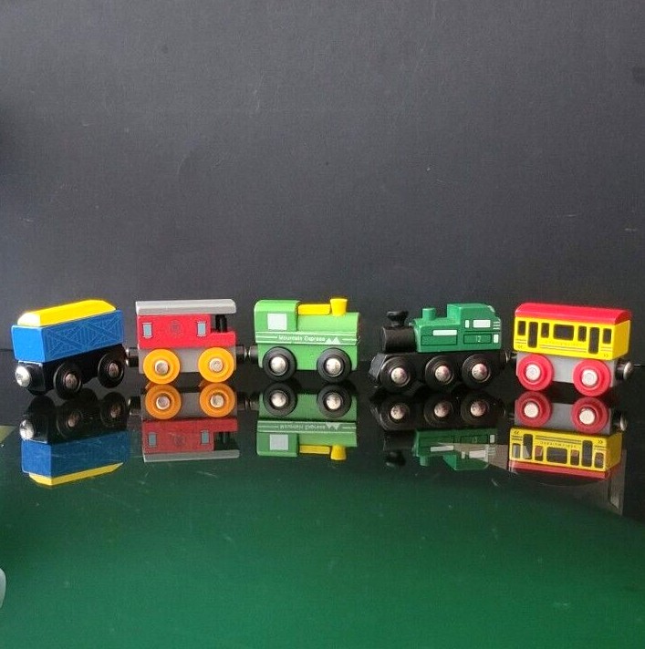 Train Mountain Express Orbrium Railways Wooden Magnet Toy Lot 2 Engines + 3 cars