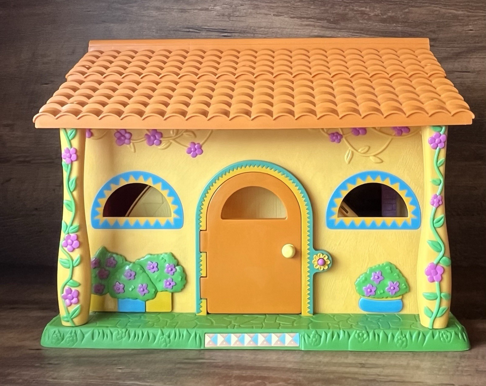 Dora The Explorer Talking Pop Up Play House 2003 With Family Figures & Furniture