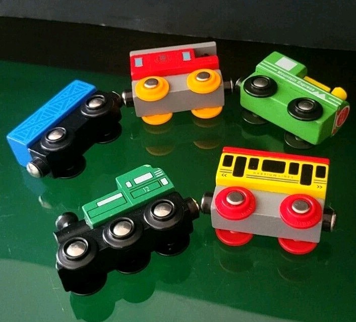 Train Mountain Express Orbrium Railways Wooden Magnet Toy Lot 2 Engines + 3 cars