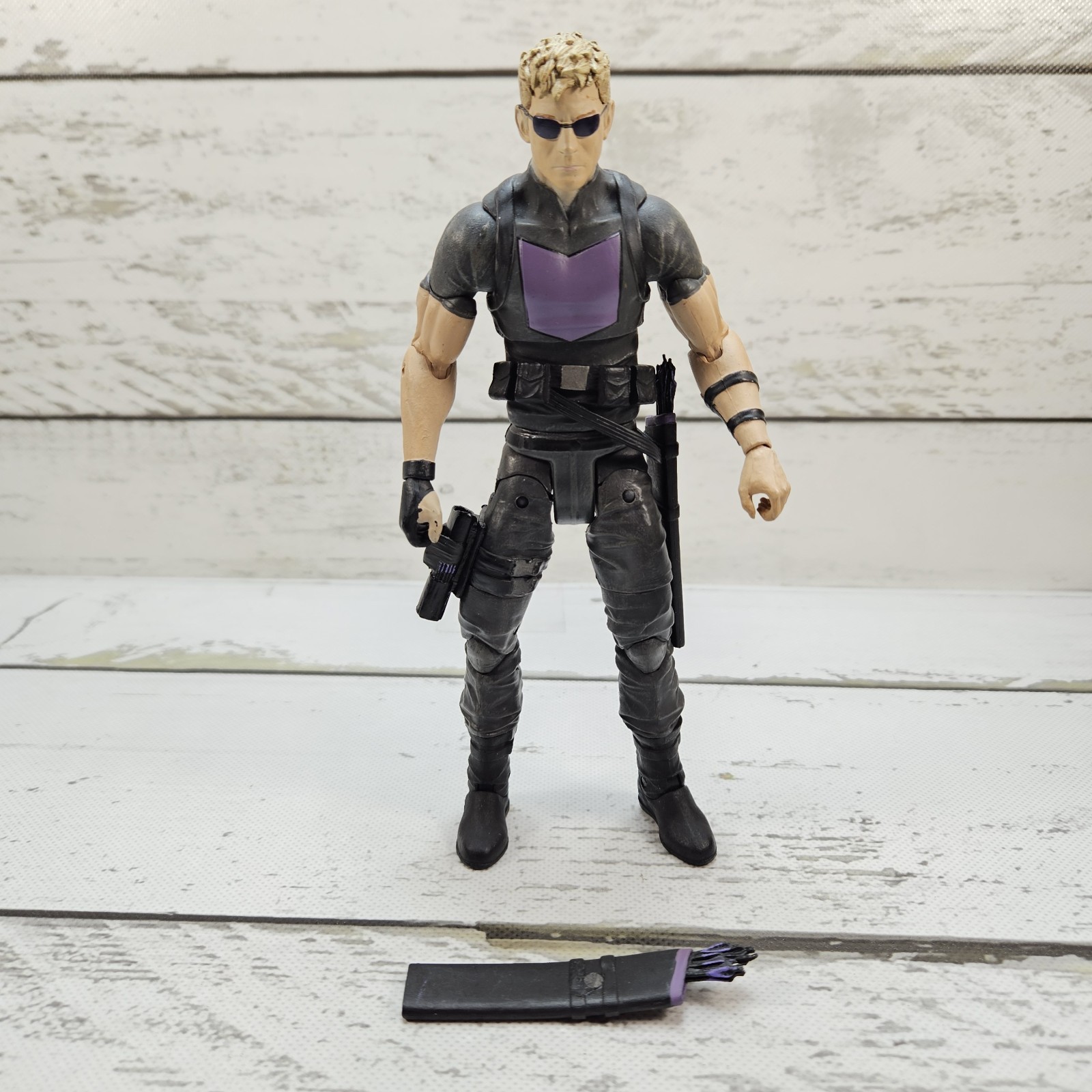 Diamond Select Marvel Select Avenging Hawkeye 2015 7&Prime; Adjustable Figure Read
