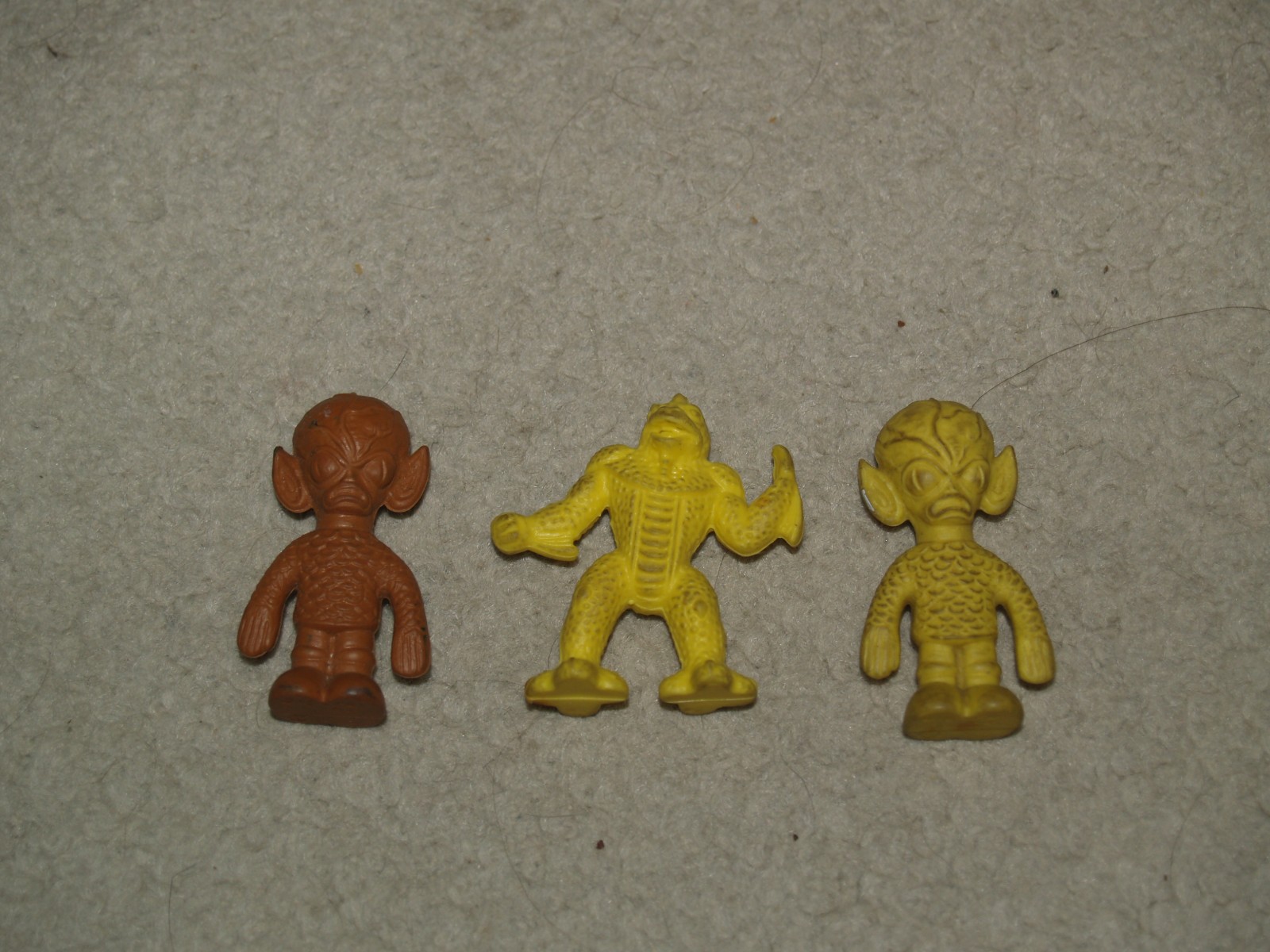 Diener Eraser Lizard Man & 2x Alien 2&Prime; figure yellow rubber yellow brown