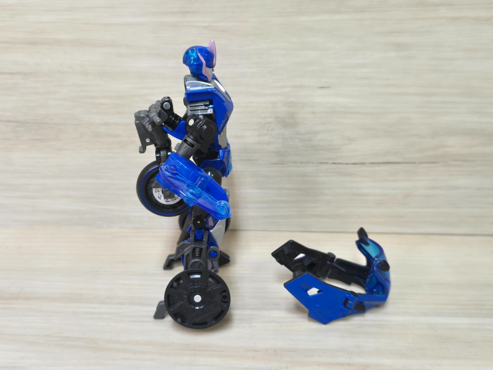 Transformers Legacy Prime Arcee Deluxe Class