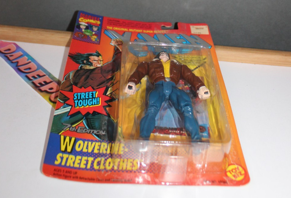 Marvel Wolverine 7th Edition Street Clothes W/ Trading Card Toy Biz 1994 Sealed