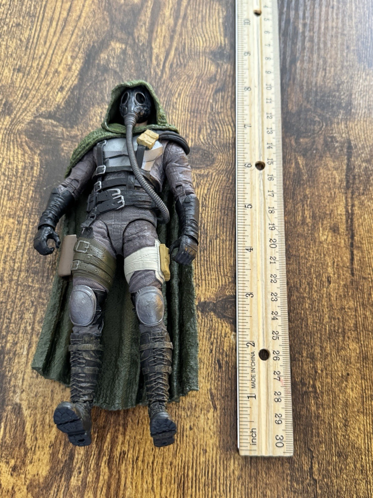 7&Prime; Action Figure with Mask and Green Cloak, Plastic & Fabric, Green/Black/Gray