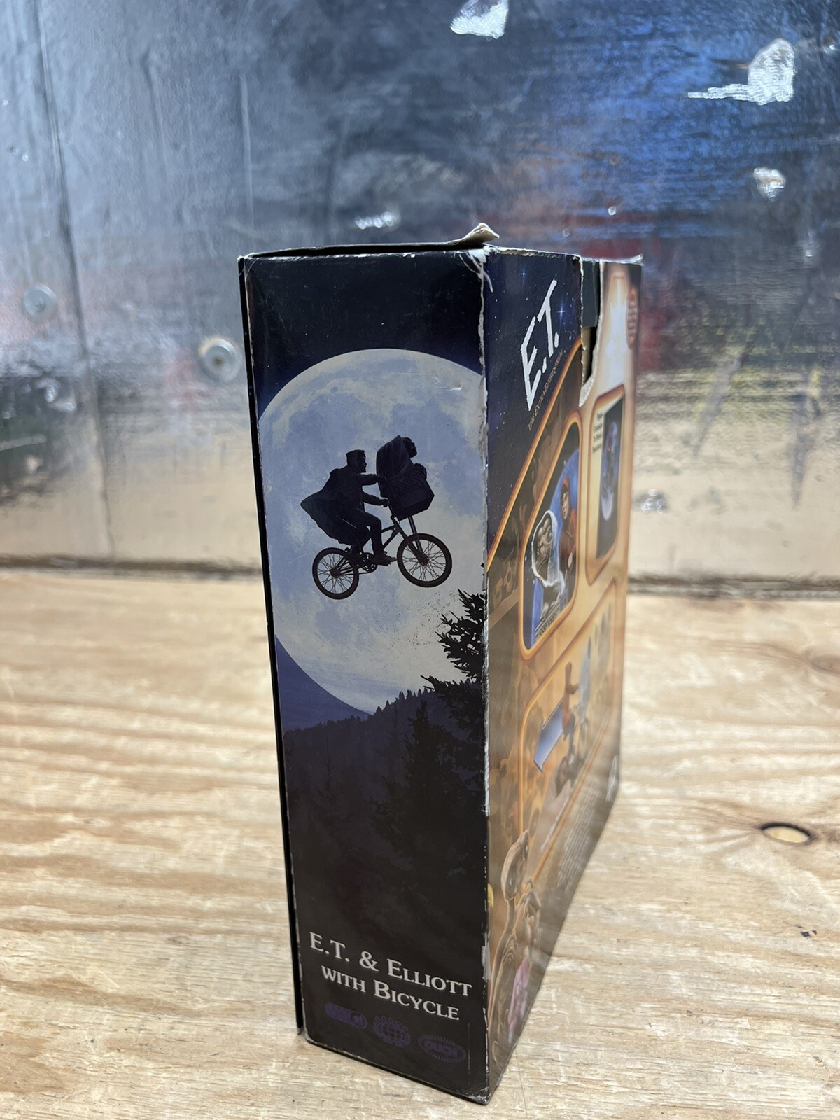 SEALED NECA E.T. 40th Anniversary Elliott & E.T. w/Bicycle ~Damage BOX