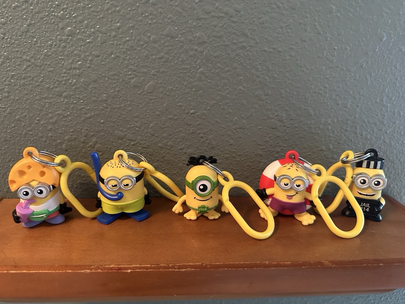 (5) DESPICABLE ME MINIONS LOT Bob Stuart Kevin Summer Fun MINI FIGURE HANGER