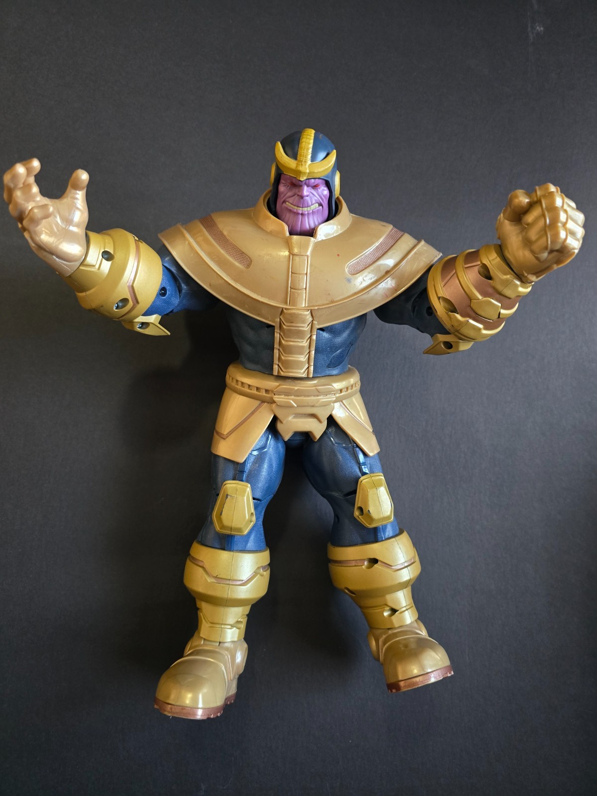 2014 Avengers Talking Thanos Electronic 14-inch Action Figure Unsure if it works