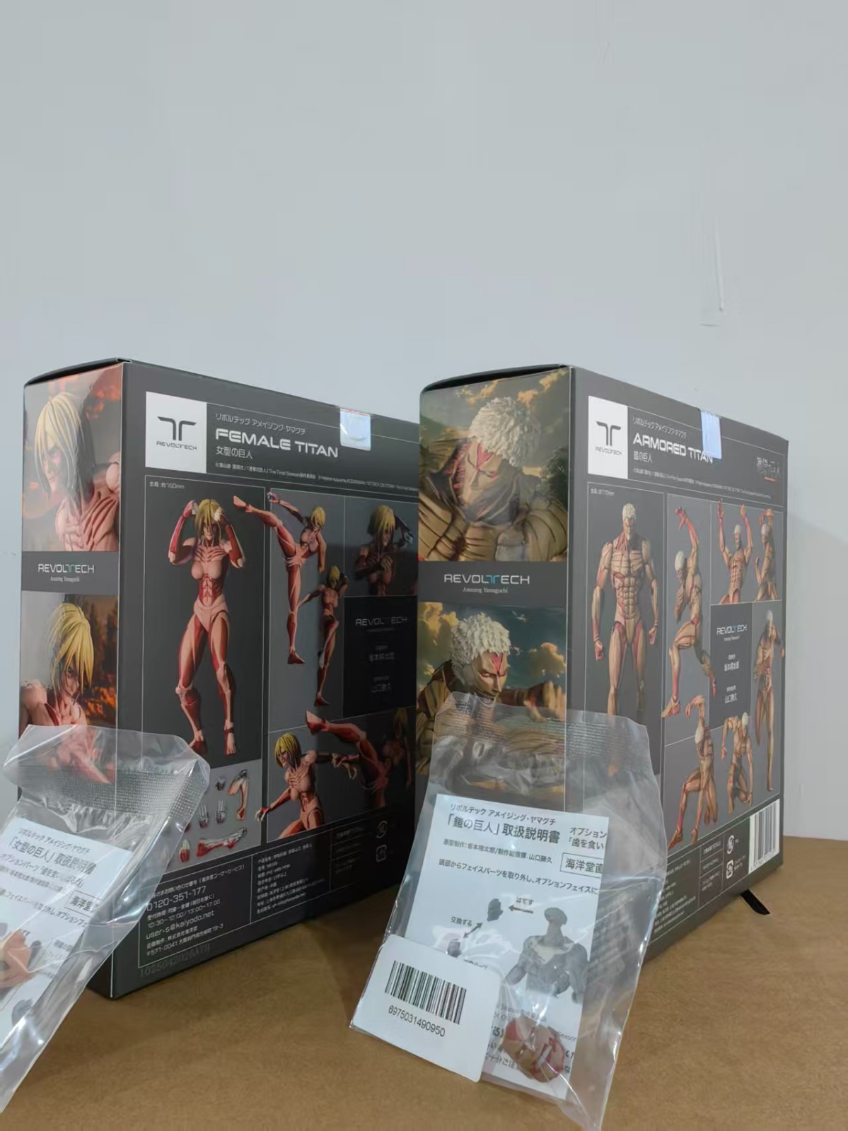 Kaiyodo Revoltech Attack on Titan Armored & Female Titan Action Figure w/Bonus