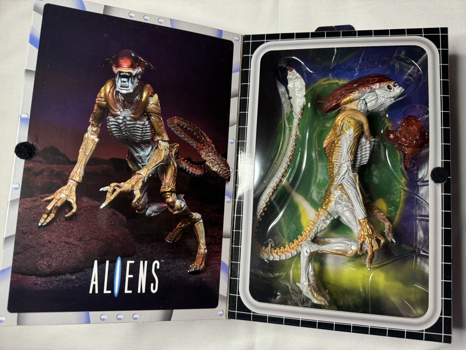 NECA Aliens Ultimate Panther Alien Action Figure w/ Magnetic Kamikaze Parasite