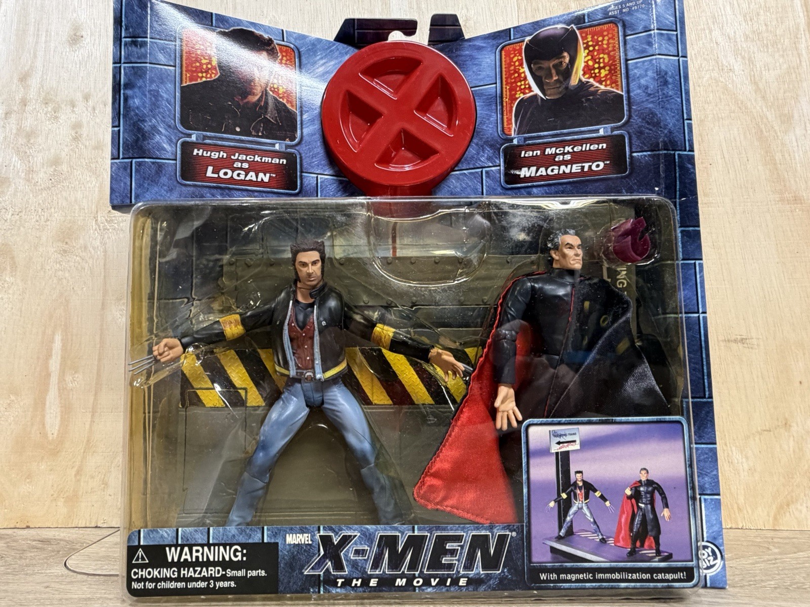 ToyBiz Marvel X-Men: The Movie Twin Pack Logan vs Magneto w/ Catapult