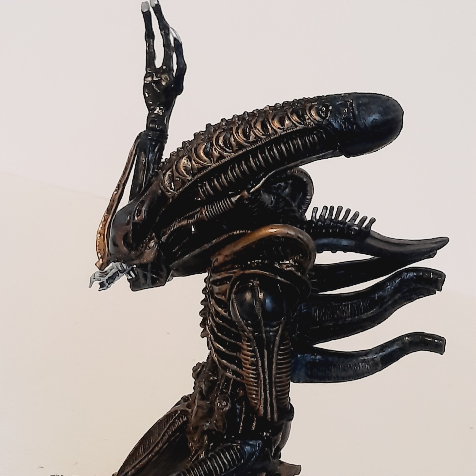 NECA Ultimate Alien Brown Xenomorph Warrior 9&Prime; Action Figure with Pod