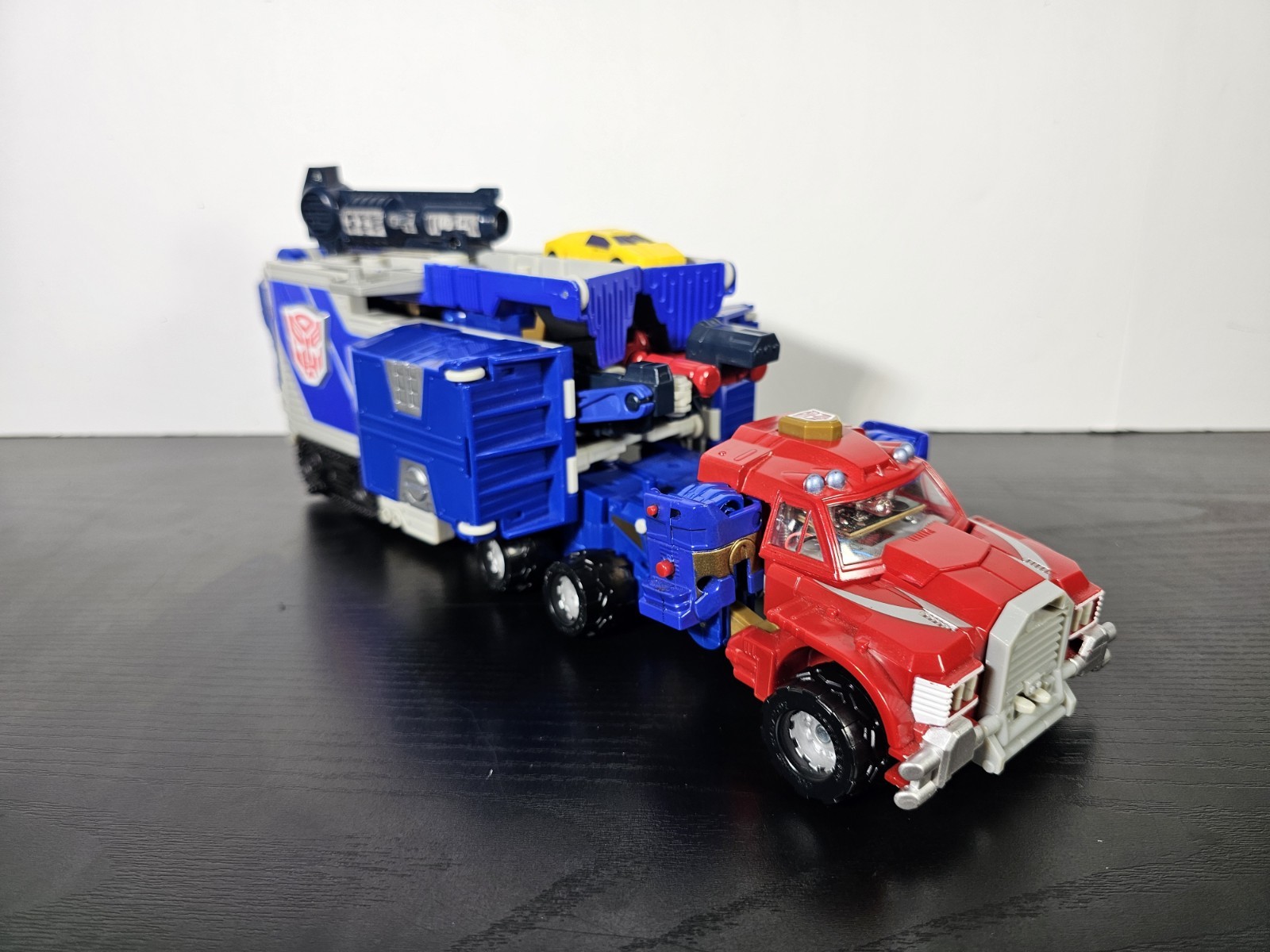 Hasbro Transformers Armada Optimus Prime Super Class Figure Trailer & Sparkplug