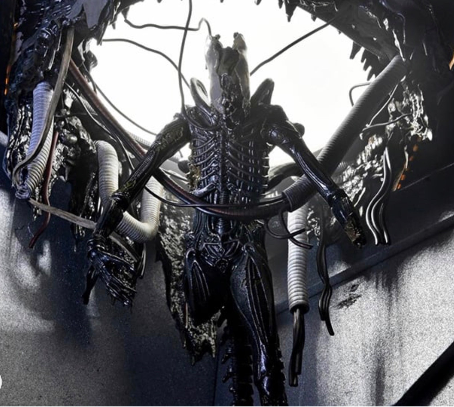 NECA ALIEN ROMULUS FIGURE Suspended Lab Xenomorph