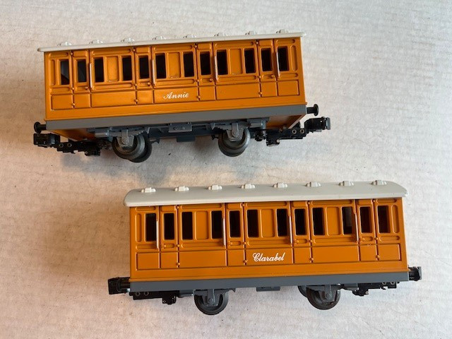LIONEL 9067-10 -O Scale- Thomas & Friends CLARABEL & ANNIE Passenger Train Cars!