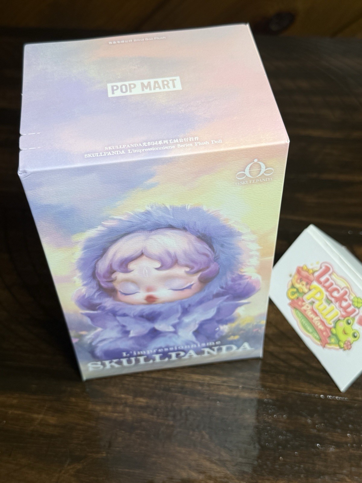 POP MART – Skullpanda L&rsquo;impressionnisme Plush Pendant – Confirmed TEAKWOOD