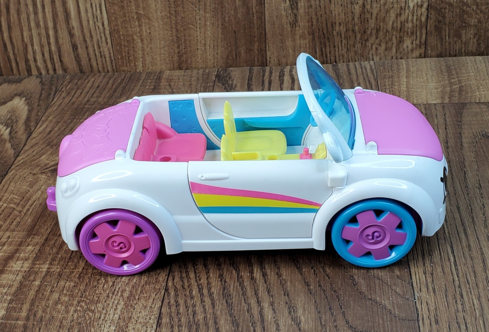 Shopkins Happy Places Rainbow Beach Convertible Rainbow Car and Accessories