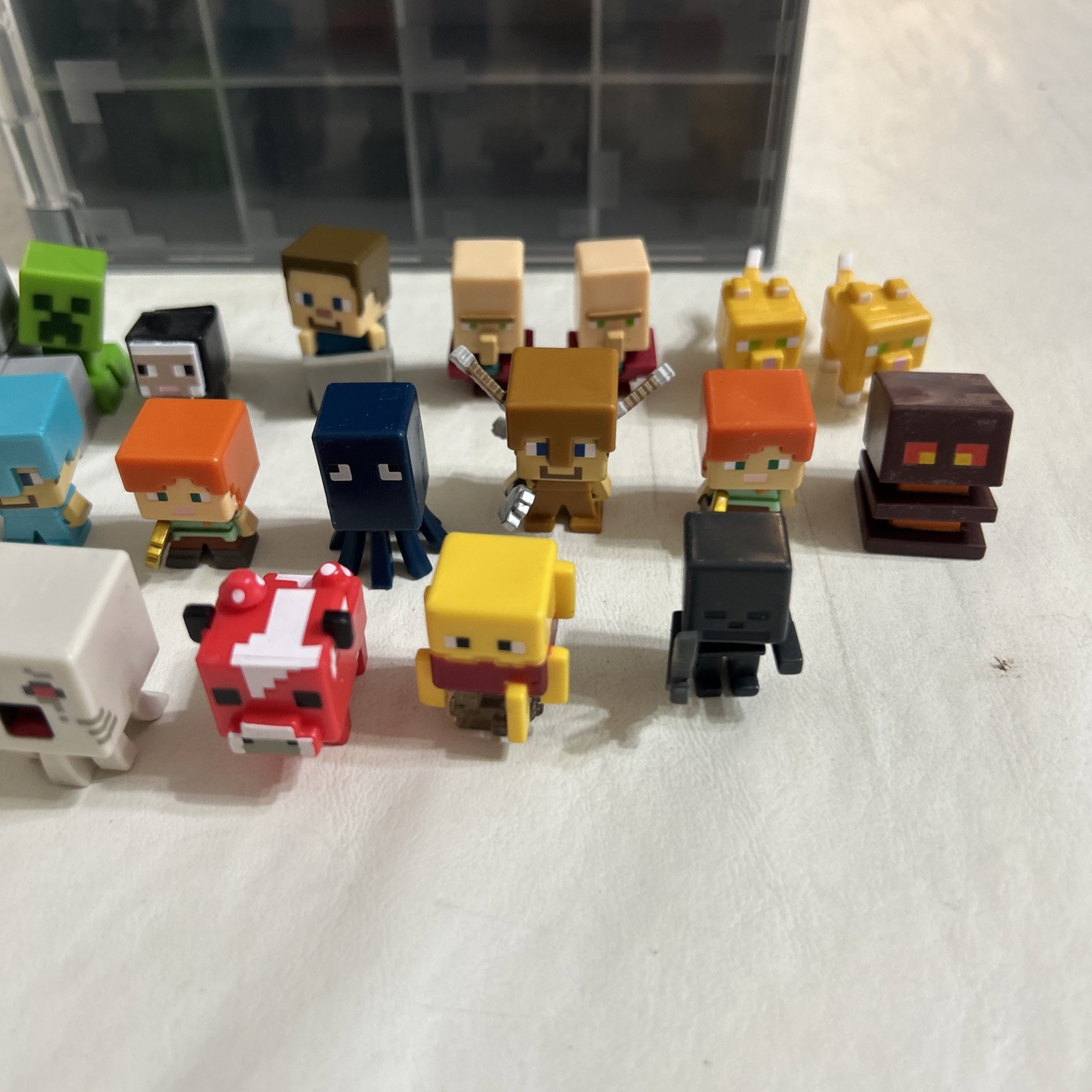 Mattel Minecraft Mini Figure Collector Carry Case with 22 Rare Minifigures