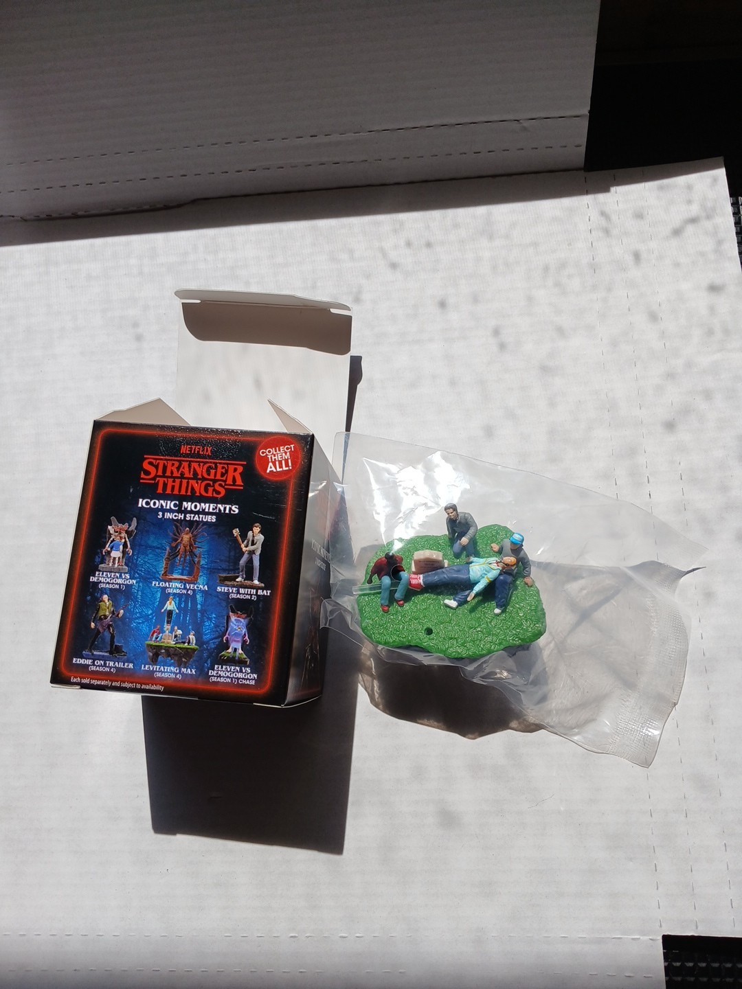 Netflix Stranger Things Iconic Moments Mini 3 in Statue Figure Levitating Max