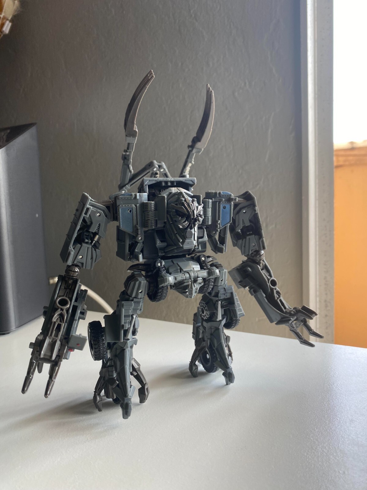 Transformers Buzzworthy Bumblebee Studio Series NEST Bonecrusher Voyager Class 