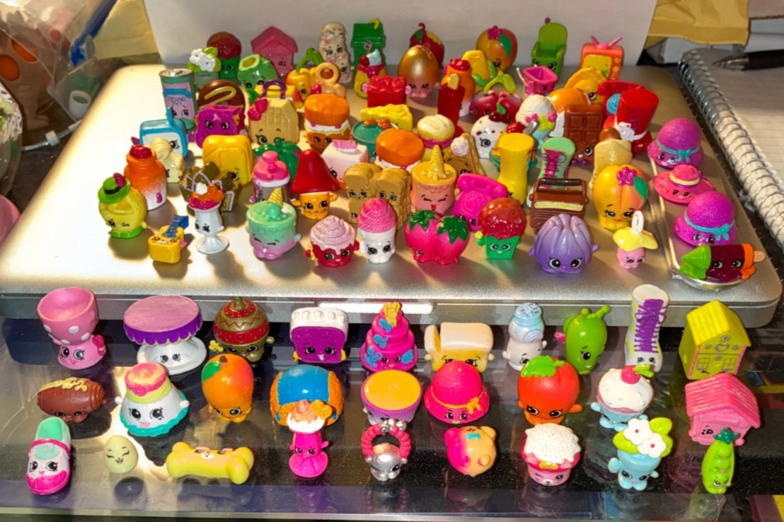 HUGE Lot of 100 Shopkins Figures Hats Shoes Cakes Food Fruits Houses Some Rares