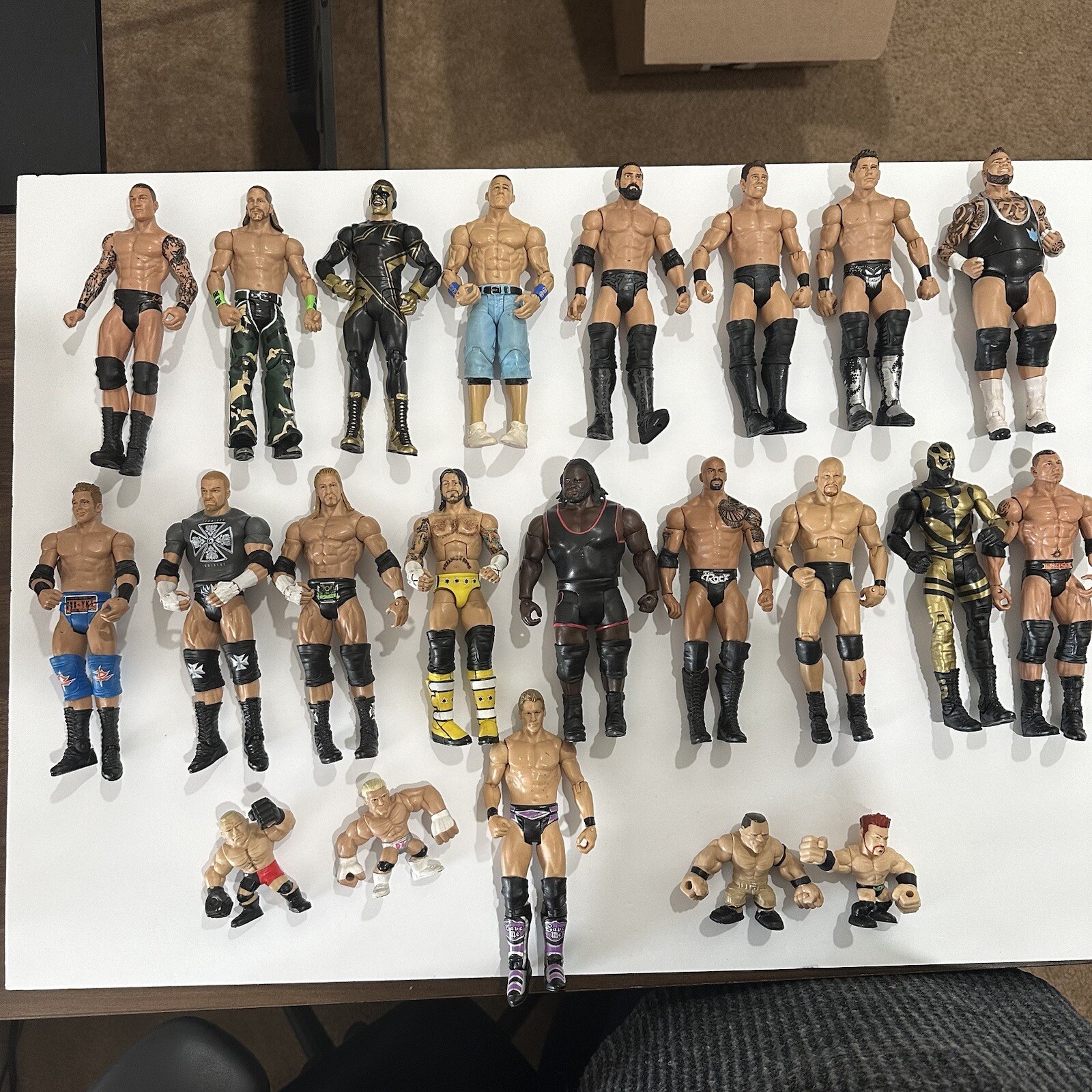 WWE wrestlers Lot Of 18 Plus 4 Flinging Wrestlers Including Raw ring