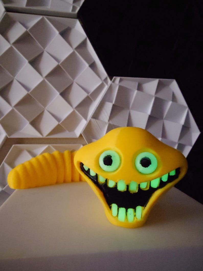 Hungry Worm – Articulated and glow in the dark