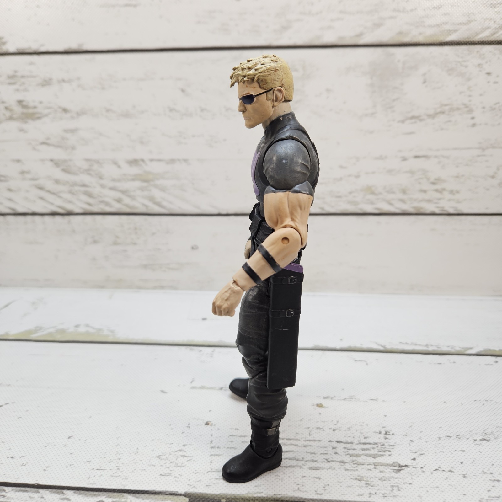 Diamond Select Marvel Select Avenging Hawkeye 2015 7&Prime; Adjustable Figure Read