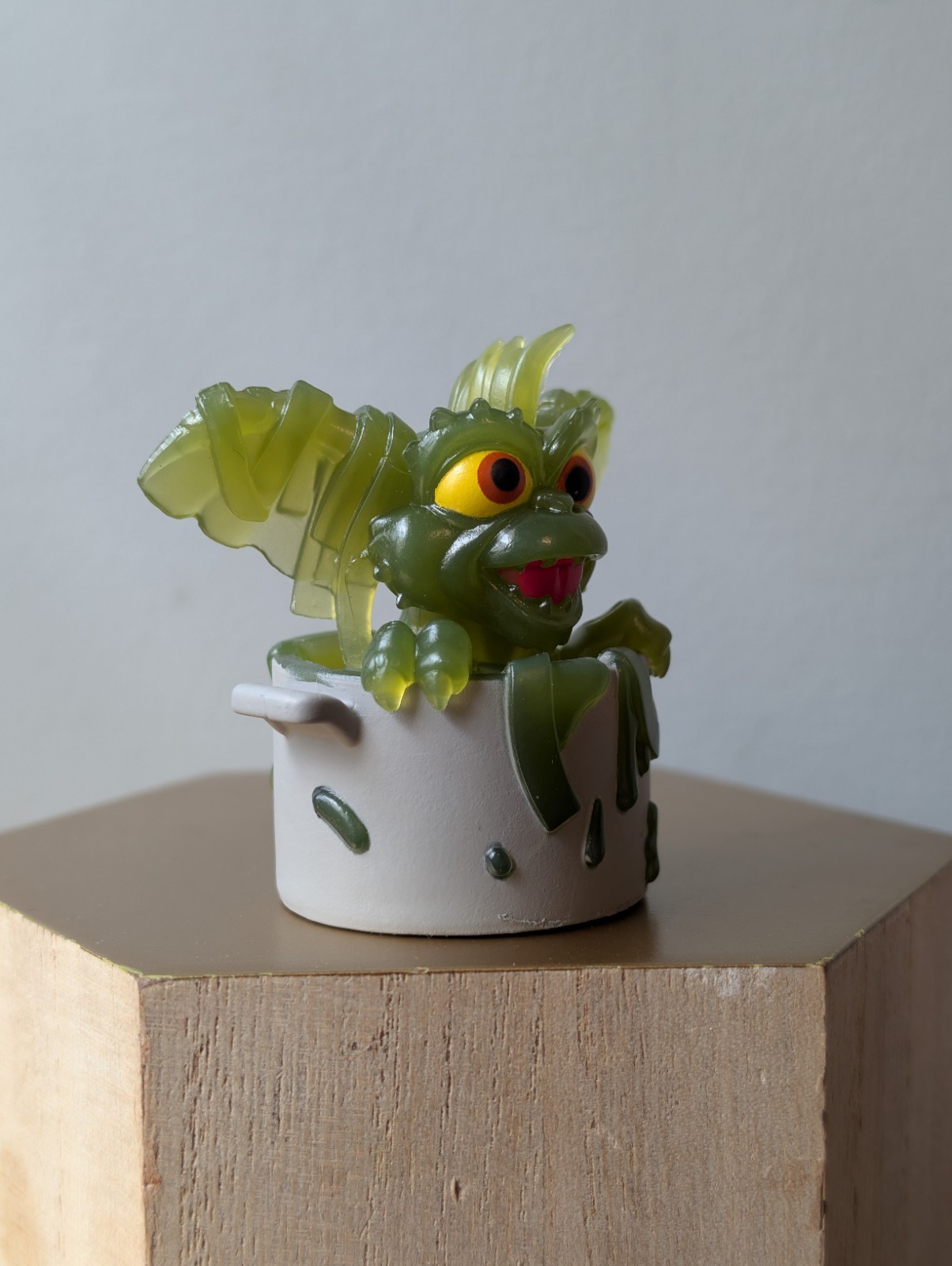 SEALED Gremlins 80&rsquo;s Retro Mini Figures Gremlin in Pot Chase Glow in Dark GITD