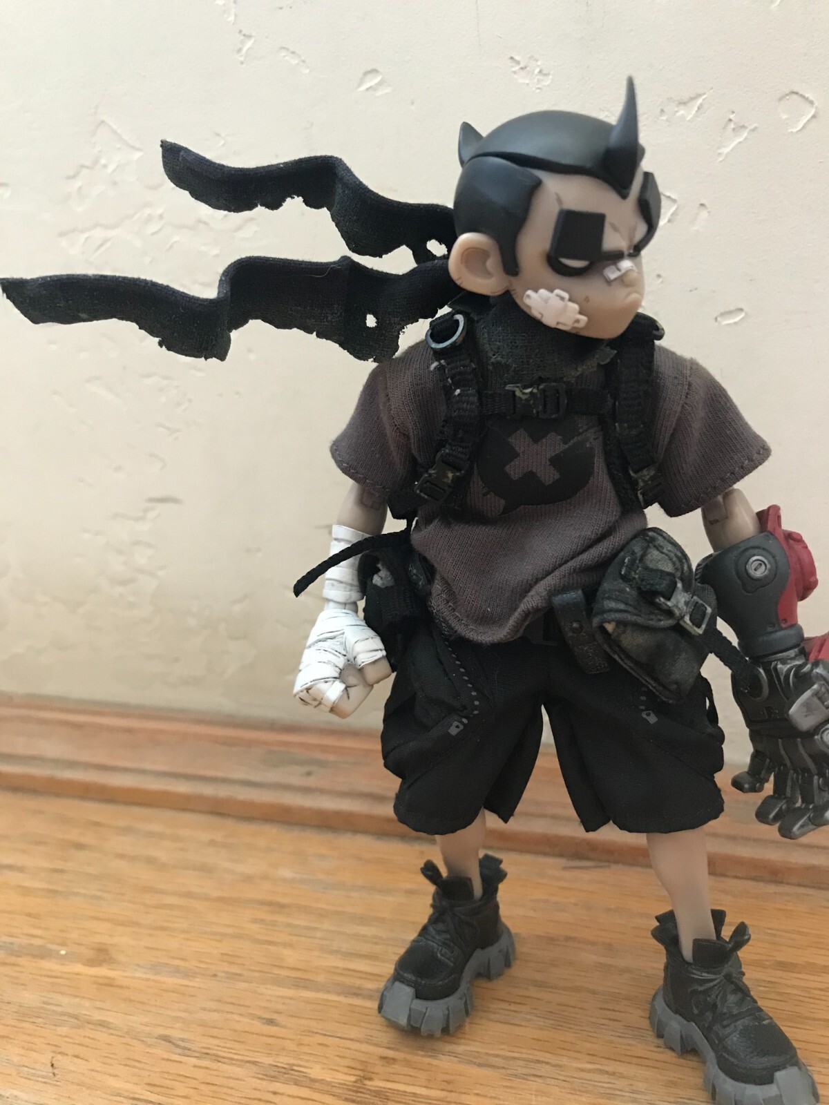 Custom Mezco 1/12 Vapor Black Horn Black Weathered Battle Damaged Scarf