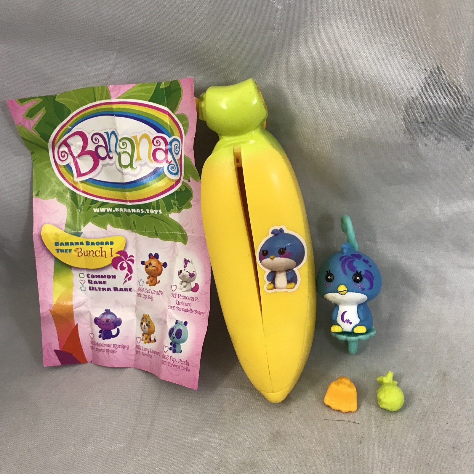BANANA BUNCH Pawka Penguin Figure & Yellow Banana 2018 Cepia Loose