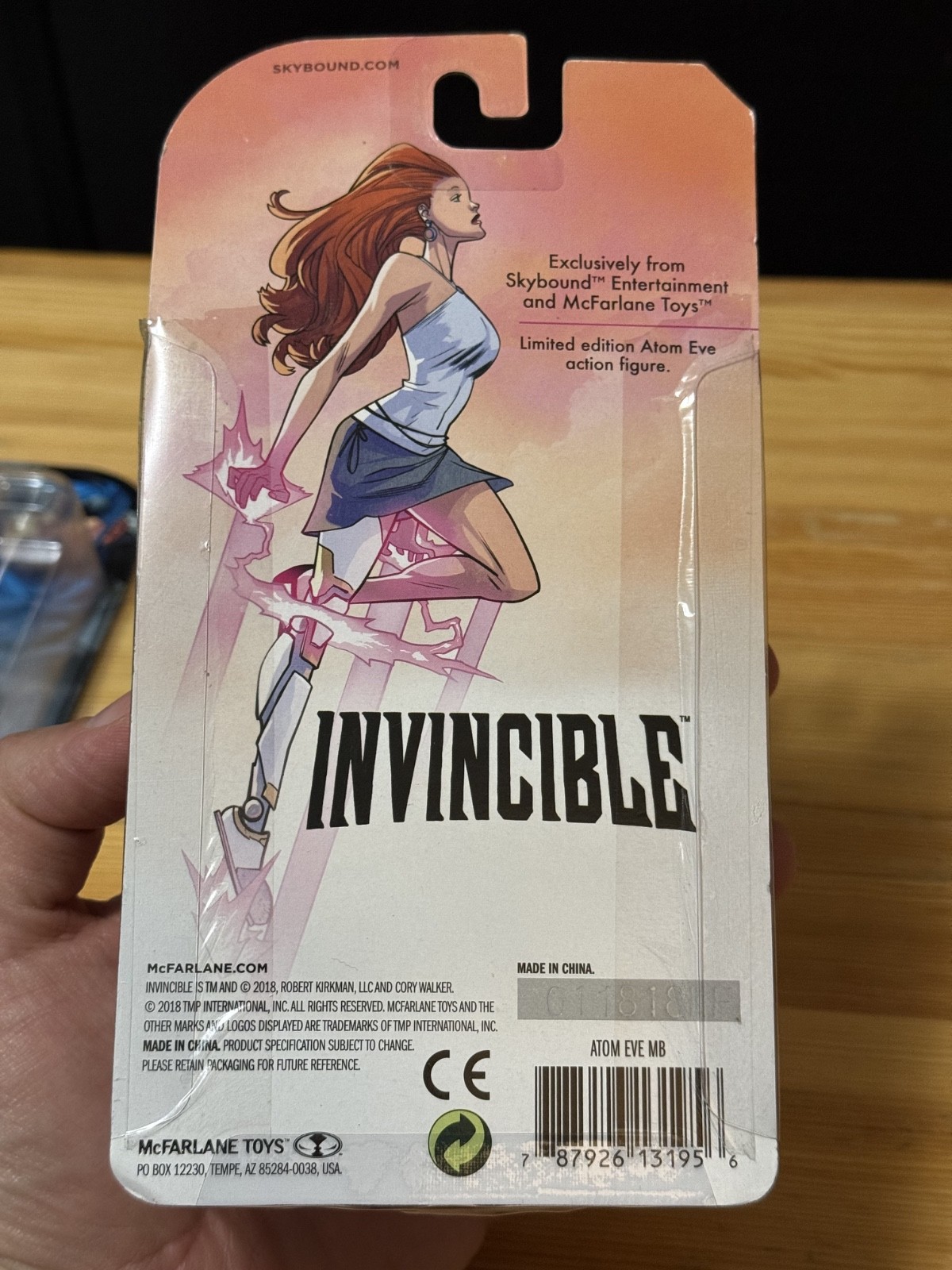 Invincible Comic Skybound Megabox Exclusive McFarlane Invincible & Eve Figures