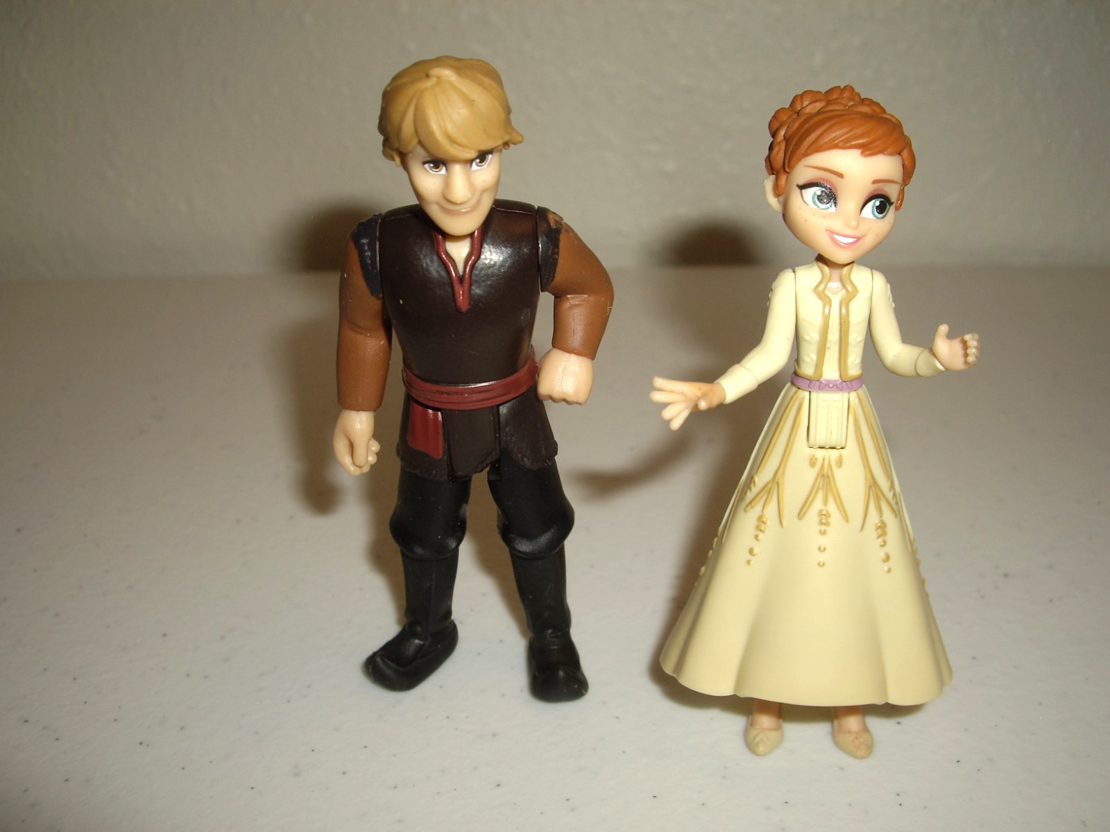 T31 Disney Frozen 2 Anna & Kristoff 4&Prime; Figures Jointed Adventures Village