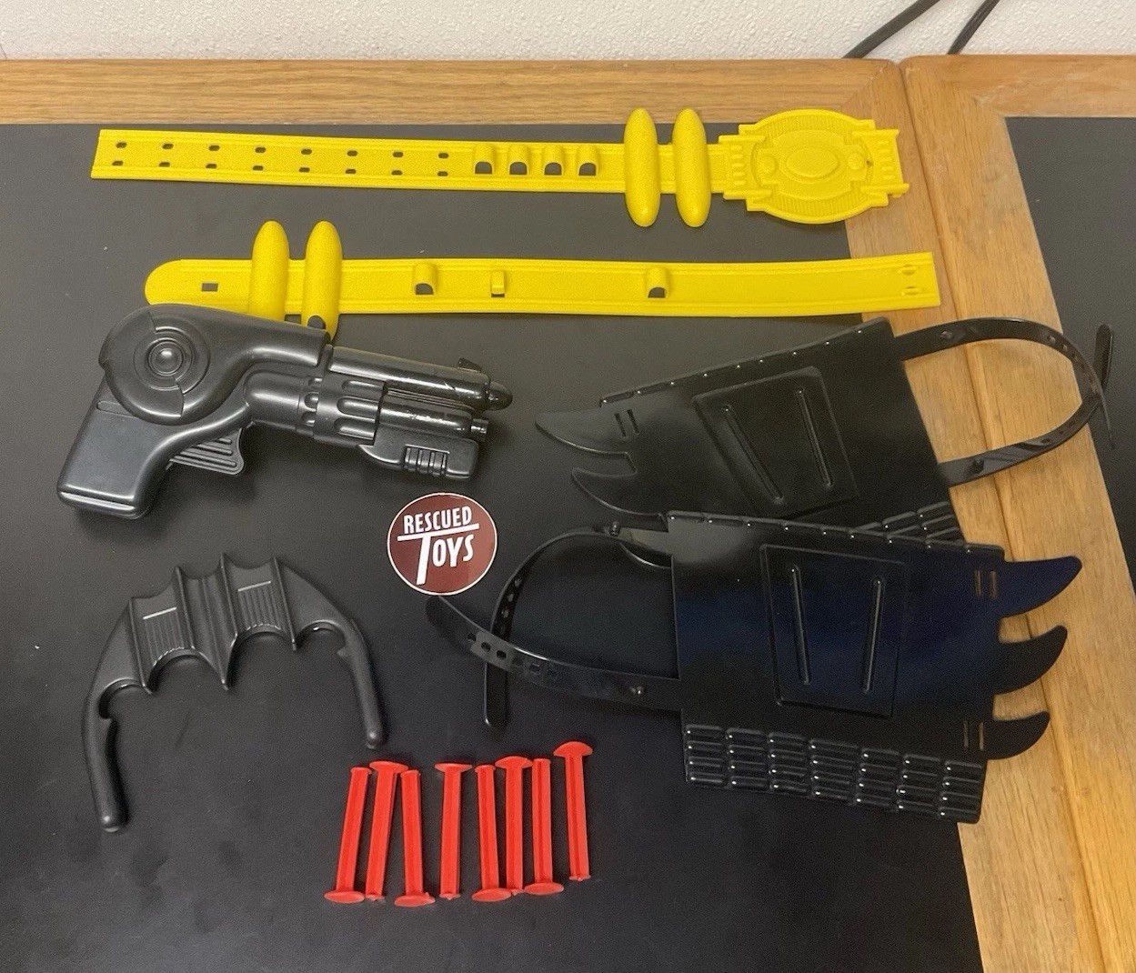 BATMAN ACCESSORY PLAYSET BATARANG SPEARGUN UTILITY BELT DARTS TOYBIZ 1989