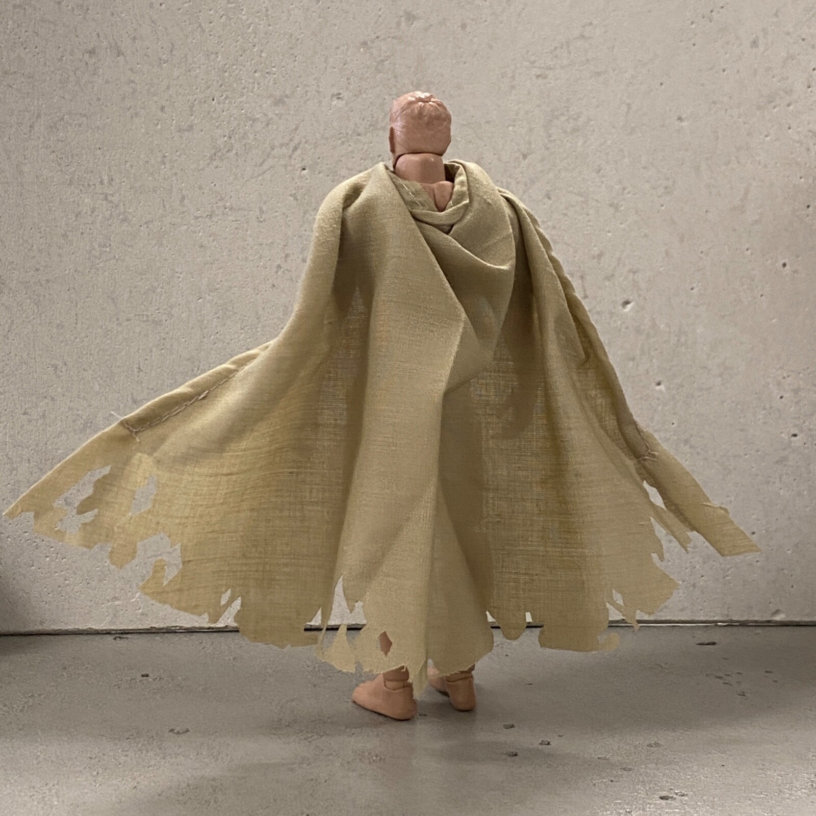 SU-CH-C-BE: 1/12 wired battle damaged Biege cape for 6&Prime; action figure