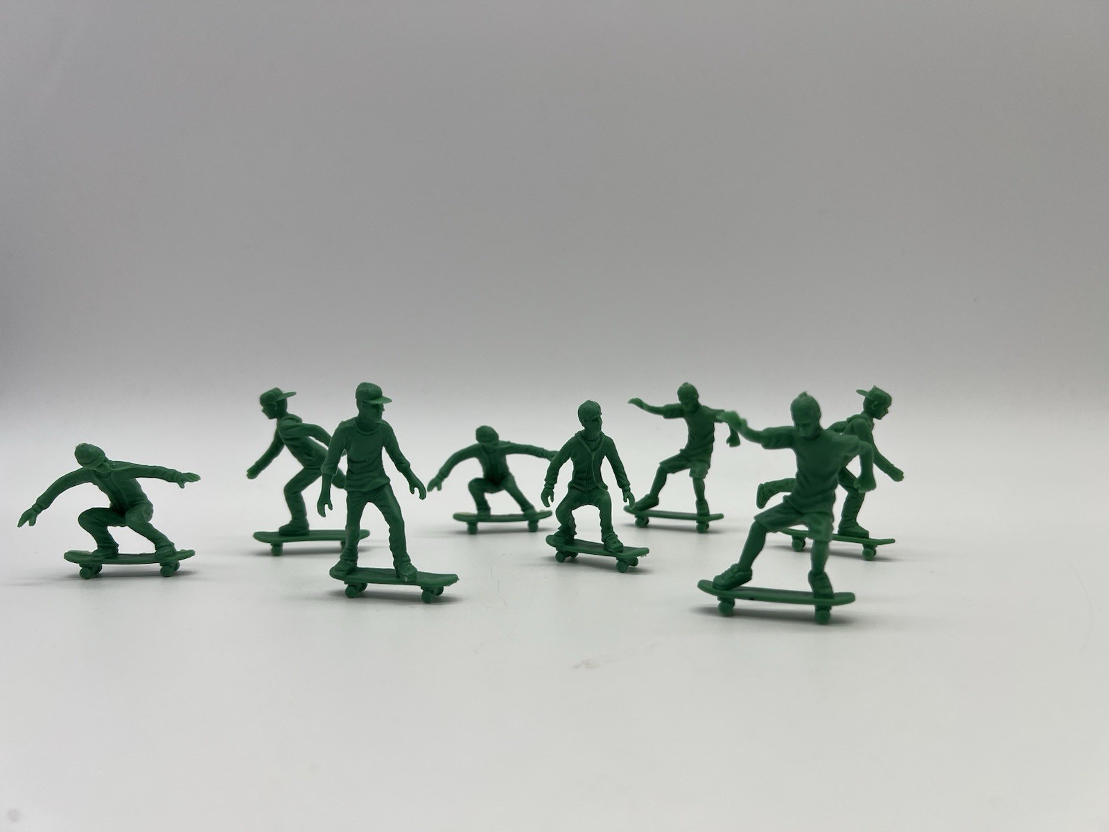 2011 Alfa-Now Inc ToyBoarders Skateboarders Miniature Skaters Trick Green 1.5-2”