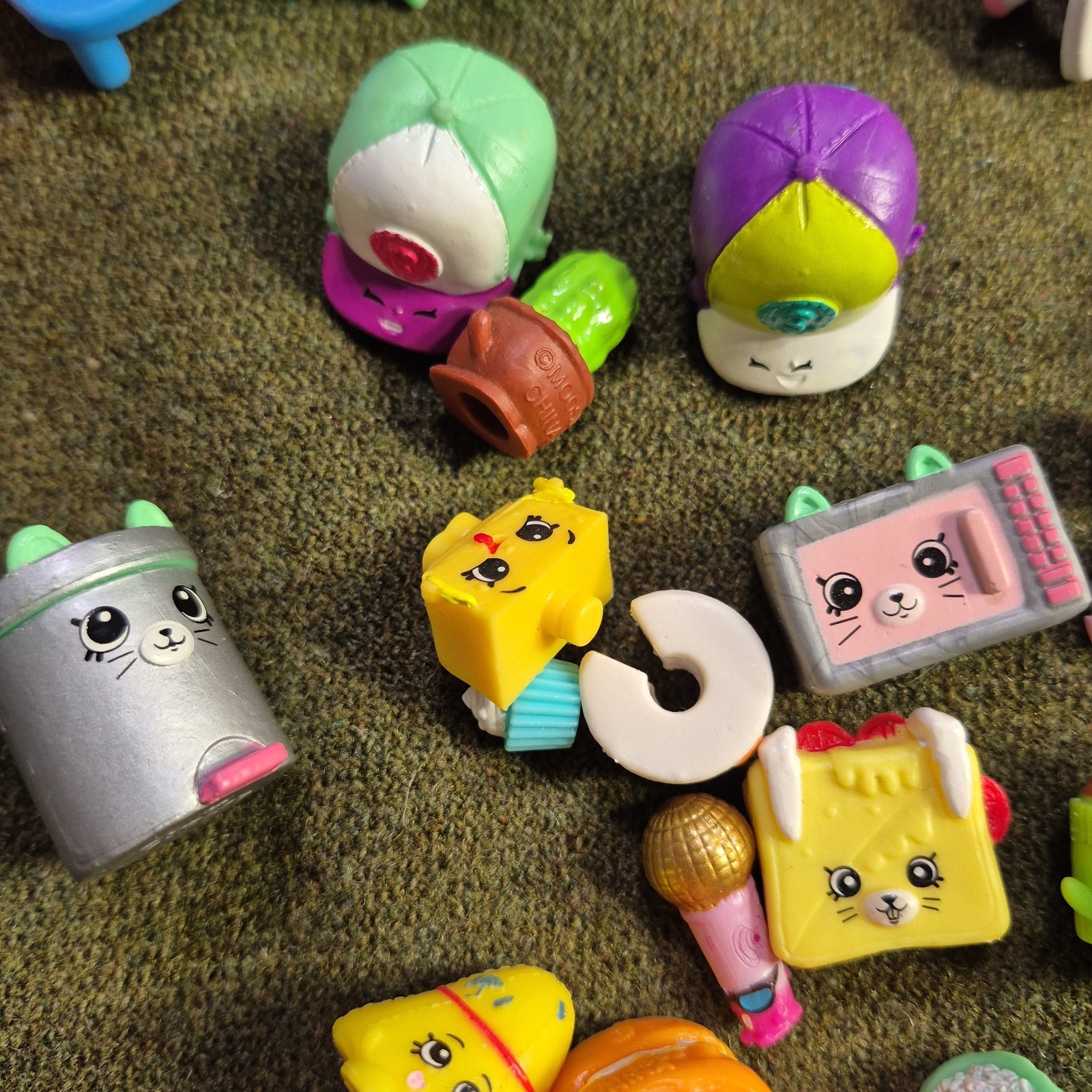 Shopkins Lot Of 83 Random Characters Furniture Baskets, Vehicle