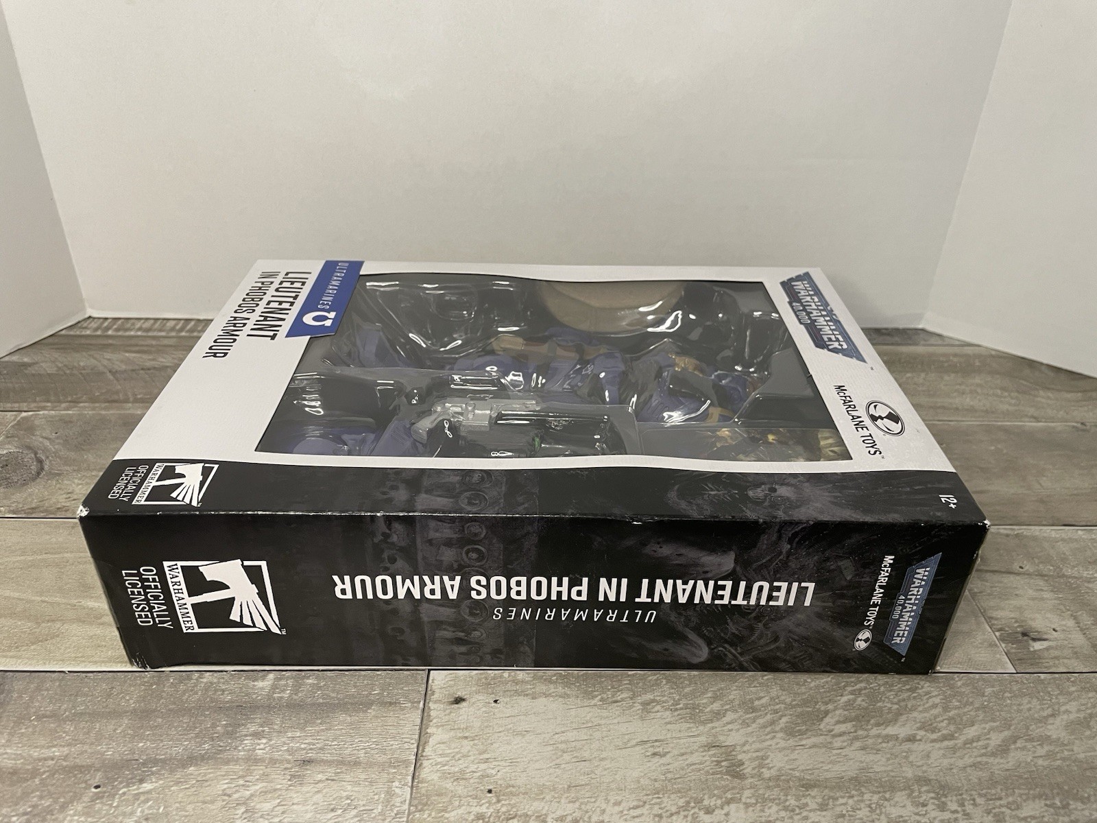 McFarlane Warhammer 40k Lieutenant in Phobos Armour Ultramarines 7in Figure NEW