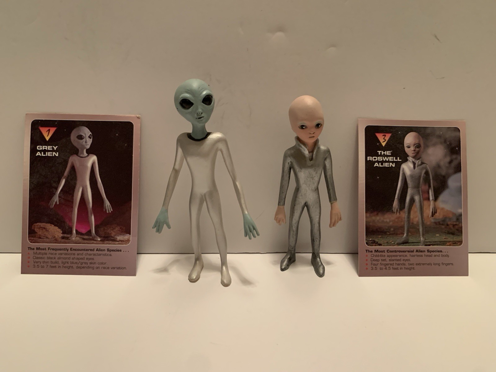 Alien Series Figures Set of 2 Shadowbox Collectibles 1996 Grey & Roswell w Cards