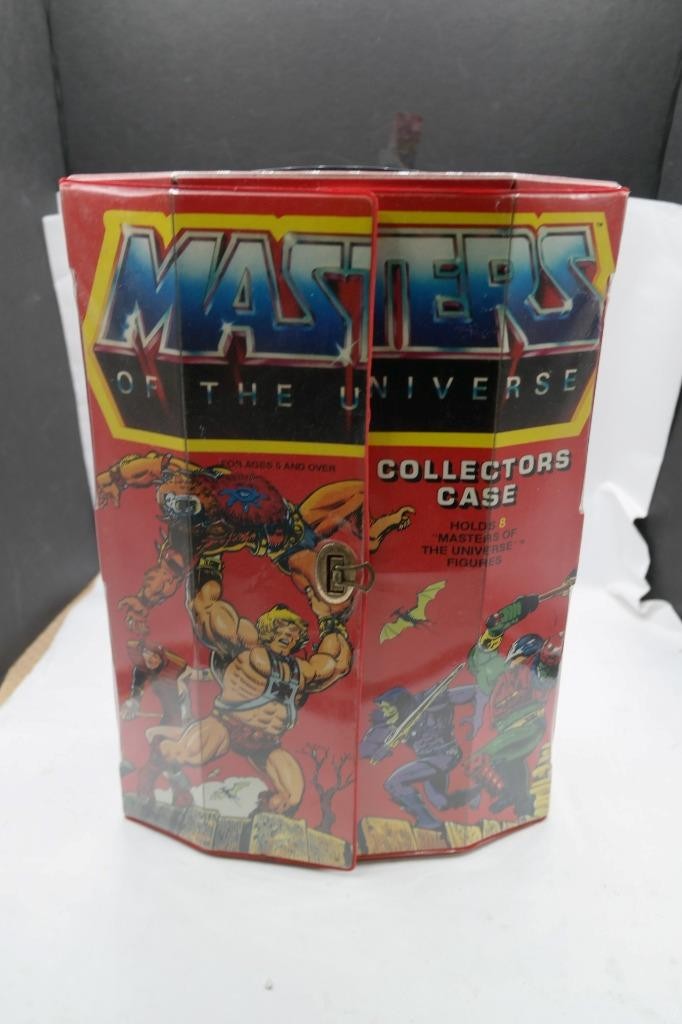 Collector&rsquo;s Case Complete holds 8 Masters of the Universe with 4 figures