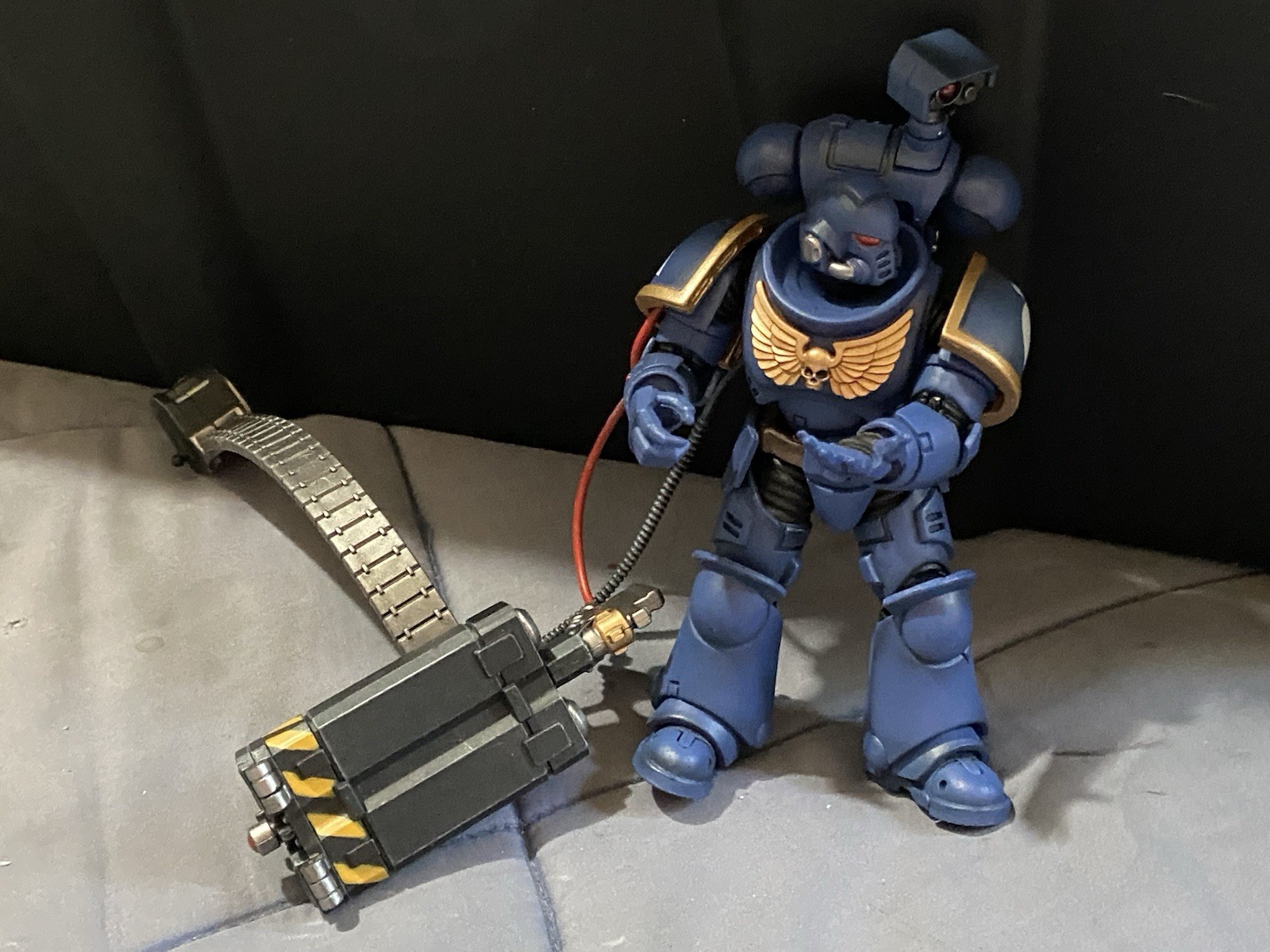 Warhammer 40,000 Space Marine Blue Action Figure Fully Jointed Plastic Weapon